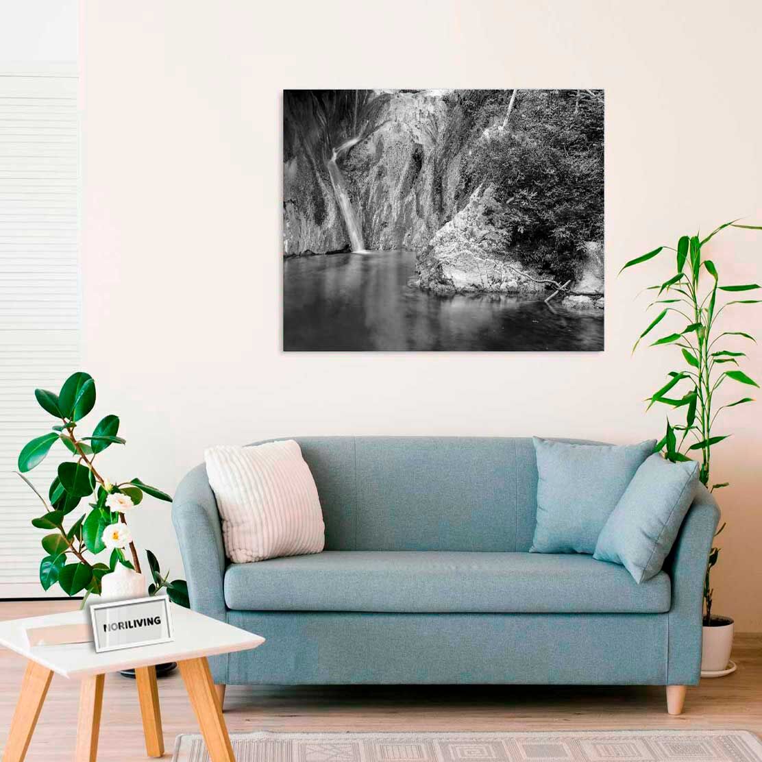 Wandbild über dem Sofa mit Motiv Wasserfall an Gebirgsteich 396 schwarz-weiß