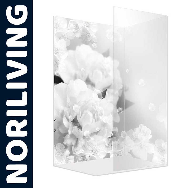 Glas-Duschwand mit floralem Muster und der Aufschrift NORILIVING