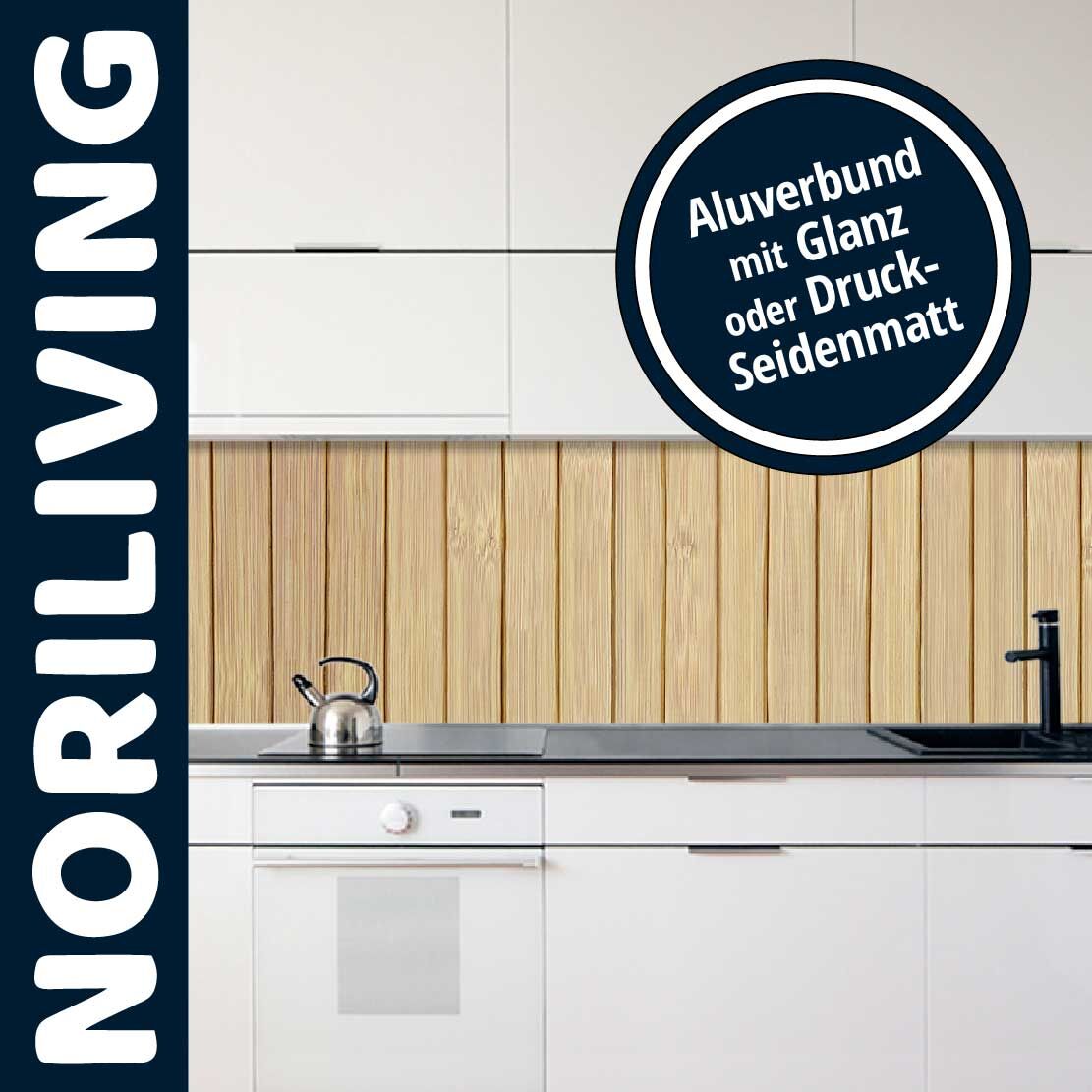 Küchenansicht mit weißer Möblierung und dekorativer Aluverbund-Rückwand in Holzoptik von NORILIVING