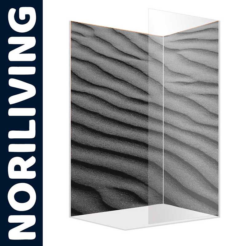 Transparenter Raumteiler mit wellenförmigem Sandmuster und Noriliving-Logo