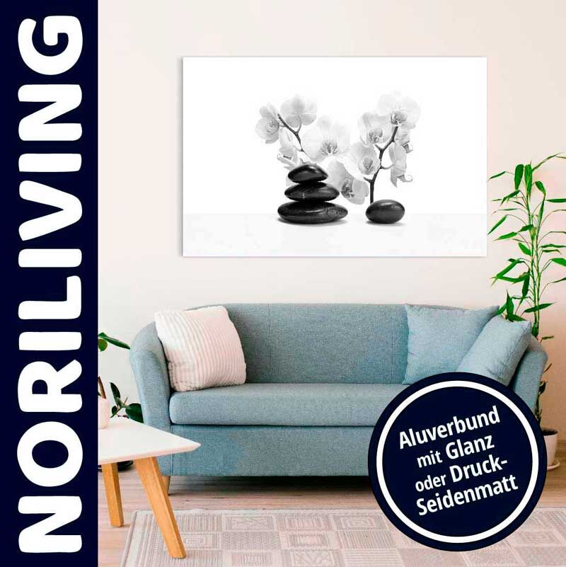 Modernes Wohnzimmer mit blauem Sofa, dekoriert mit einem Bild von Orchideen und gestapelten Steinen an der Wand.