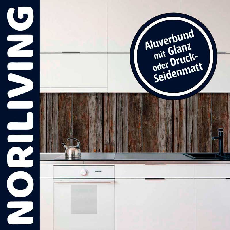 Kücheninterieur mit einer Aluverbund Rückwand in rustikaler Holzoptik von NoriLiving