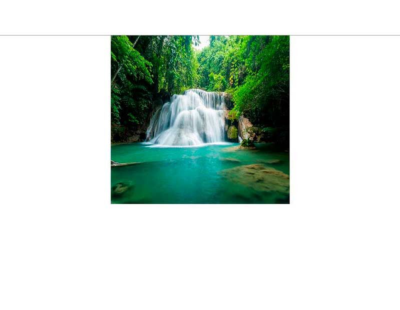 Ein beeindruckender Wasserfall, der in ein klares, blaugrünes Becken fällt, umgeben von üppigem grünen Laub.