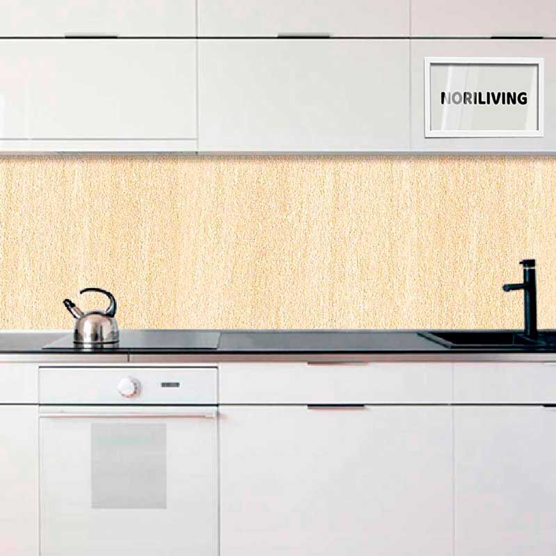 Küche mit weißem Schrank, schwarzem Wasserhahn und sandfarbener Rückwand