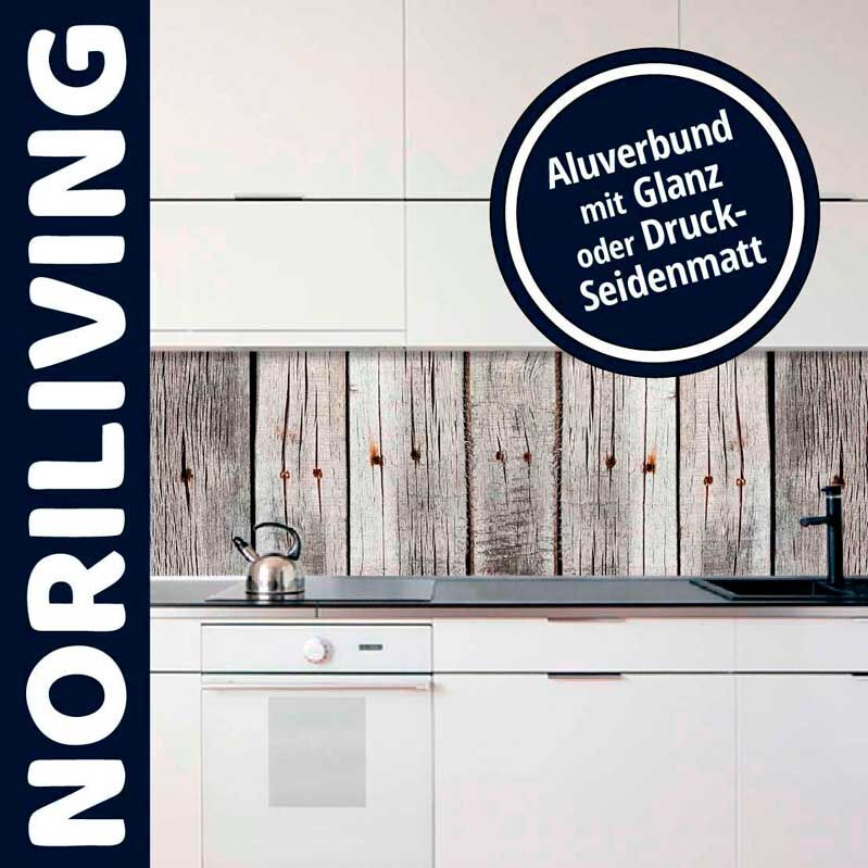 Helle Küche mit Aluverbund-Wandverkleidung in Holzoptik, angeboten von Noriliving