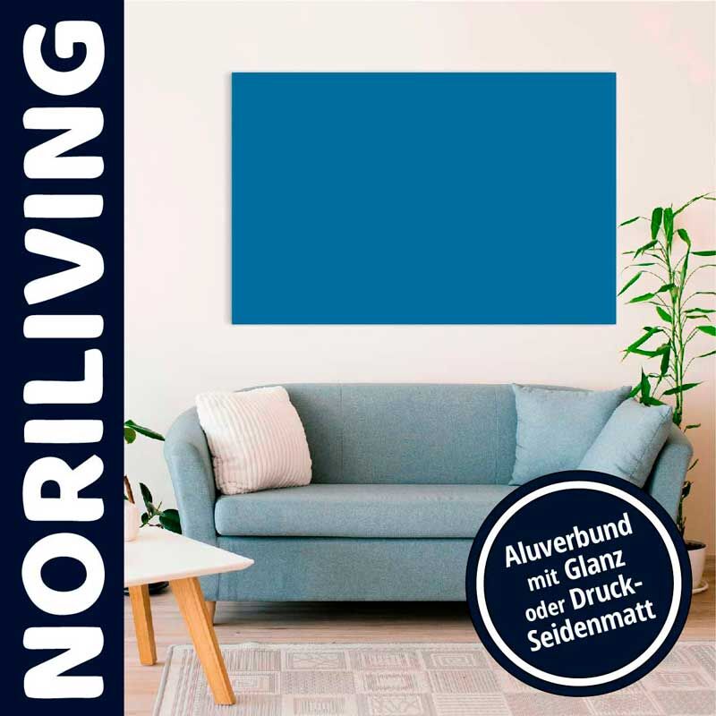 Modernes Wohnzimmer mit blauem Sofa und Alubild an der Wand