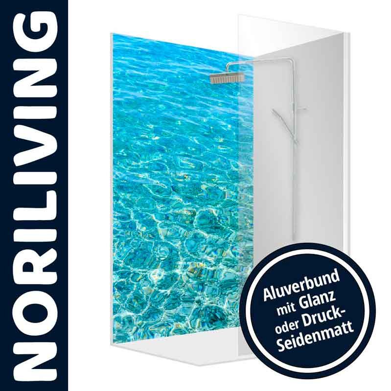 Duschwand mit Wasserdesign von NoriLiving, erhältlich in Glanz oder Druck-Seidenmatt