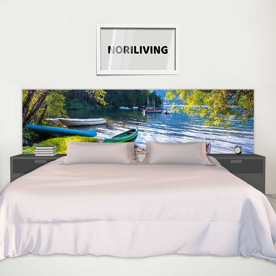 im Schlafzimmer eingebaute Bettrückwand mit Motiv Bohinj-See mit Booten 379
