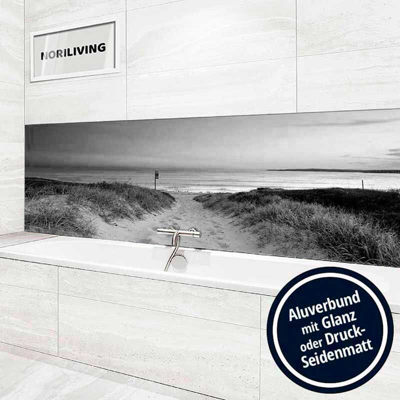 Ein stilvoll eingerichtetes Badezimmer mit einem großen Schwarz-Weiß-Panoramabild eines Strandes über der Badewanne. Die Wandverkleidung ist aus Aluverbund in Glanz oder Druck-Seidenmatt erhältlich.