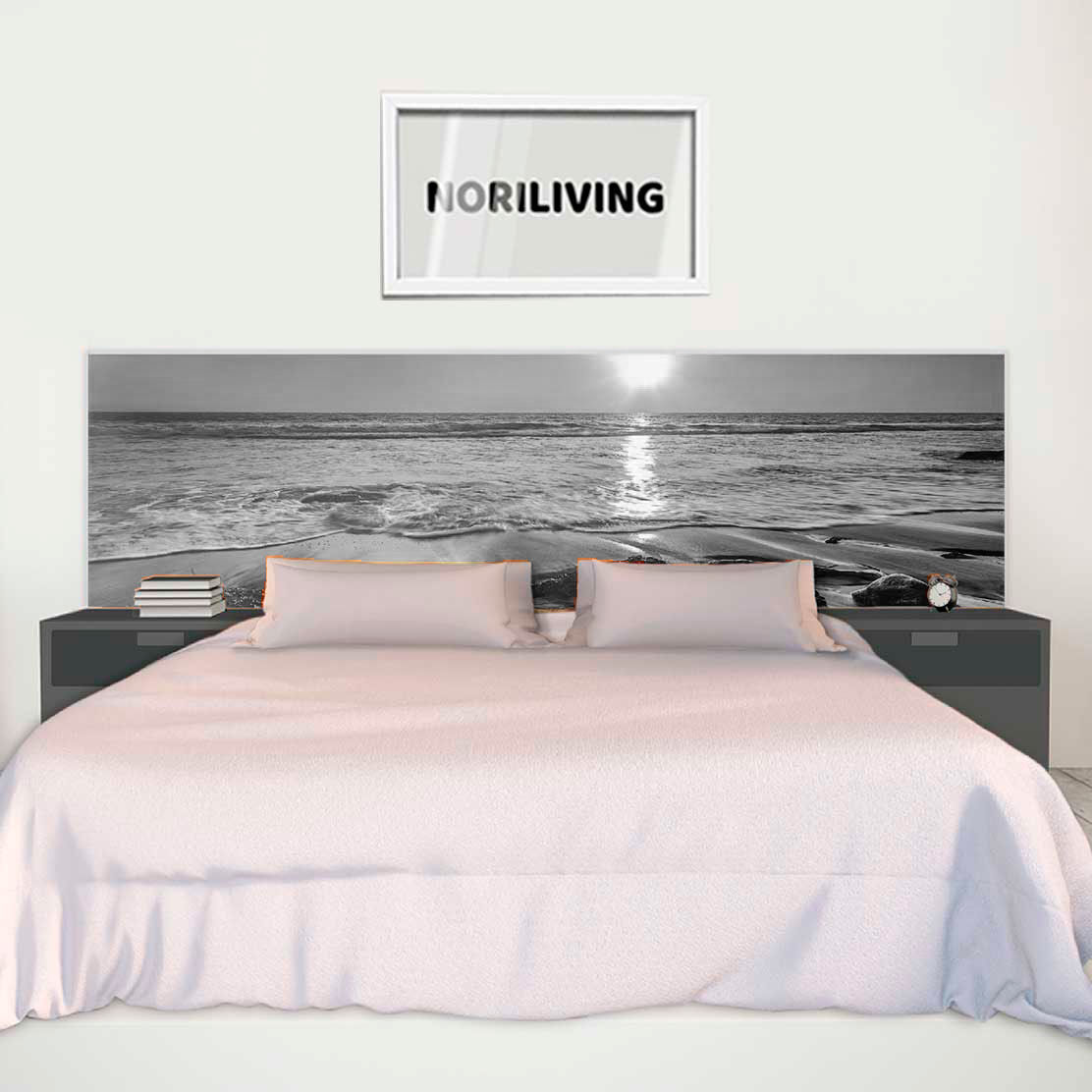 im Schlafzimmer eingebaute Bettrückwand mit Motiv Wellen und Felsen am Strand bei Sonnenuntergang 844 schwarz-weiß