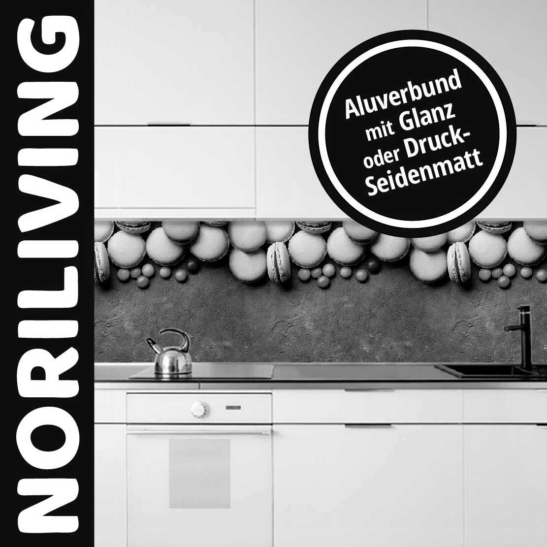Küche mit weißer Einrichtung und dekorativer Wandverkleidung aus Aluverbund, angeboten von Noriliving, als glänzende oder seidenmatte Option erhältlich