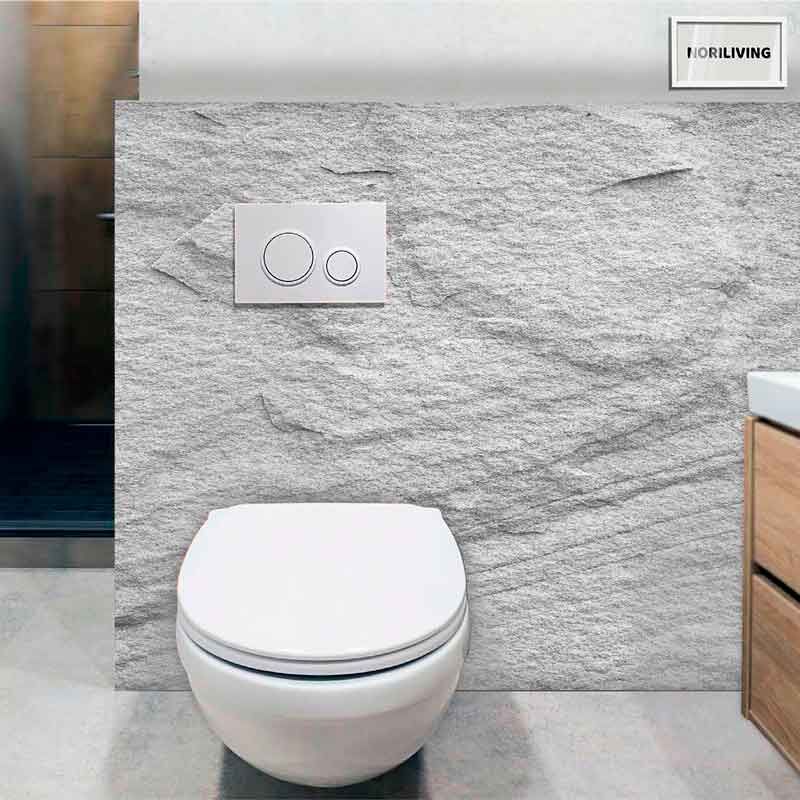 Stilvolle Wandtoilette vor einer Wand mit grauer Steinoptik