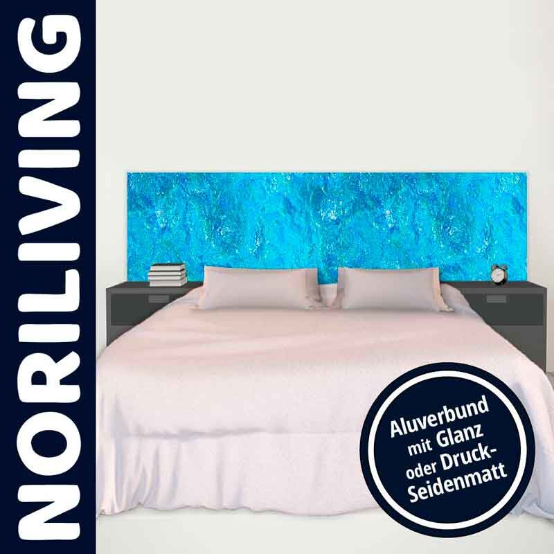 Schlafzimmer mit modernem Bett und leuchtend blauem Aluverbund-Kopfteil, Noriliving-Design