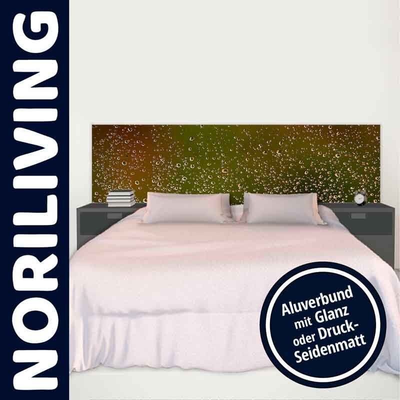 Schlafzimmer mit Bett, stilvollem Kopfteil aus Aluverbund, Nachttischen und minimalistischer Dekoration.