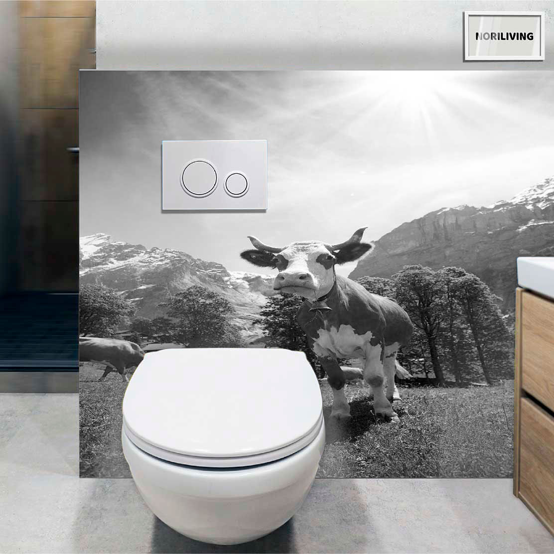im WC eingebaute Toilettenrückwand mit Motiv Kuh in Alpenidylle 660 schwarz-weiß