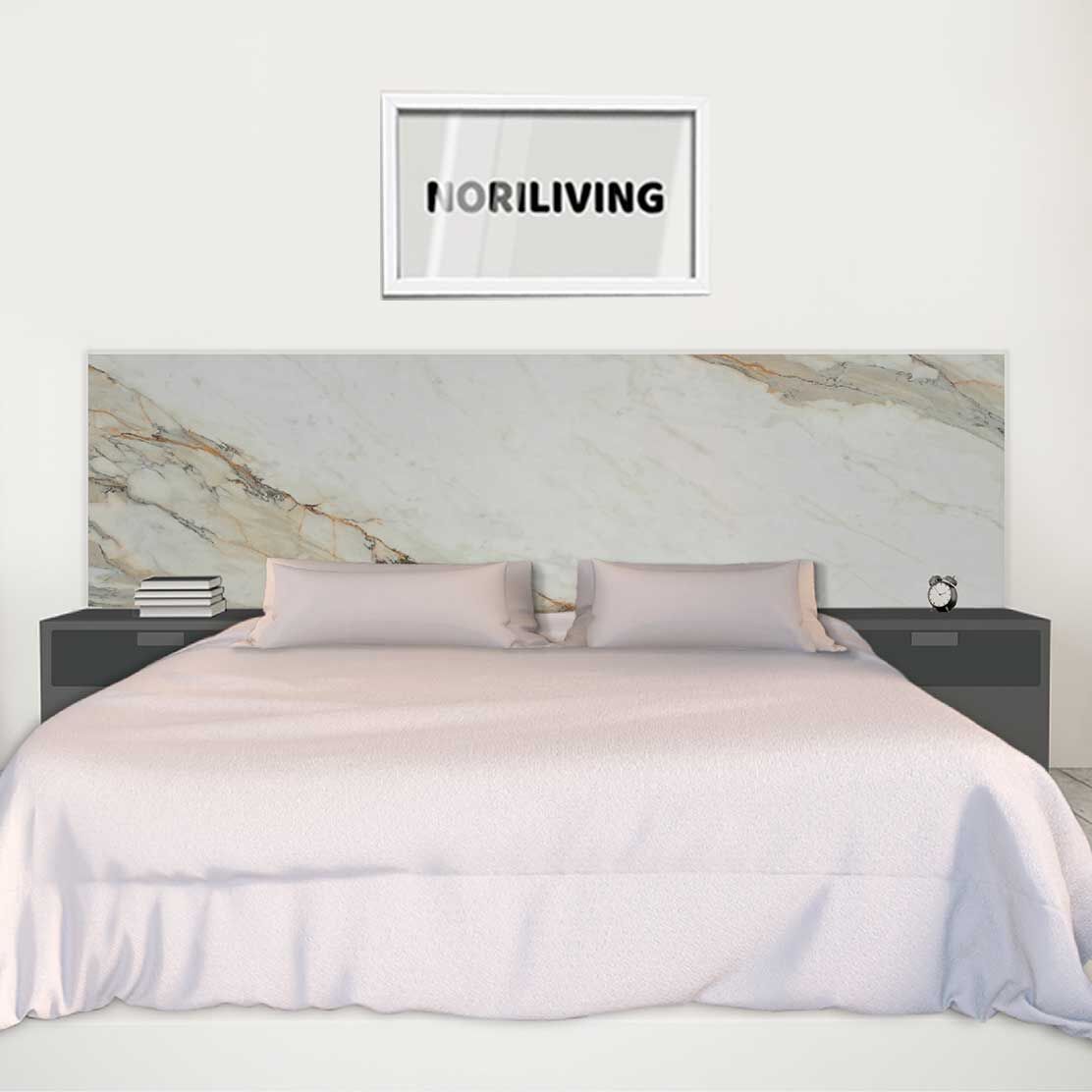 im Schlafzimmer eingebaute Bettrückwand mit Motiv Marmor beige 117