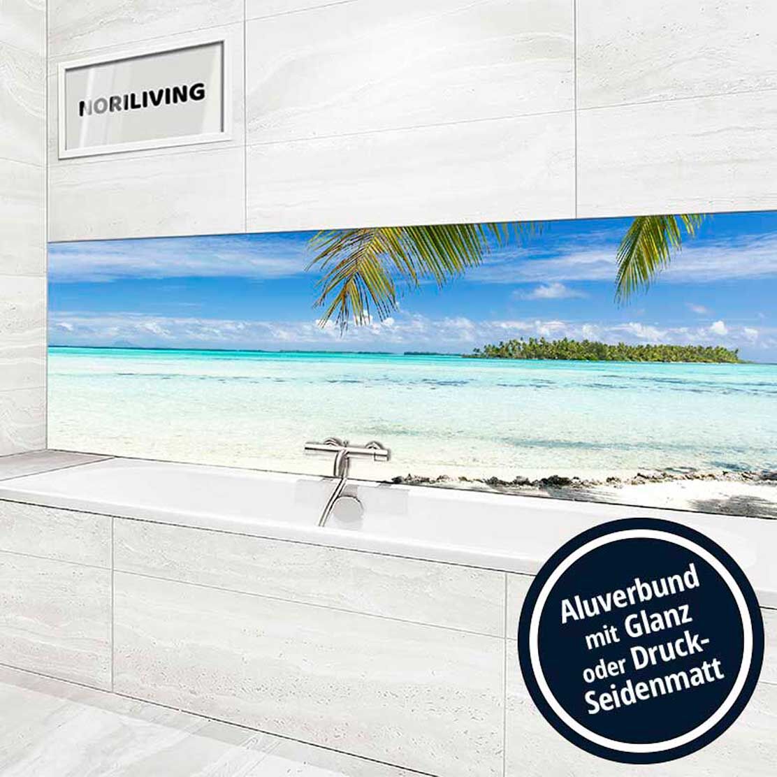 Moderne Badewanne mit einer Wandverkleidung, die einen tropischen Strand mit Palmen zeigt, verziert mit Alubond und glänzender Oberfläche.