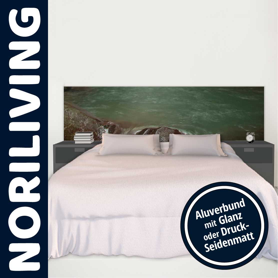 Ein modernes Bett mit einem dekorativen Kopfteil, darauf ein Bild eines Ozeans. Zwei graue Nachttische flankieren das Bett, darauf steht eine Uhr.