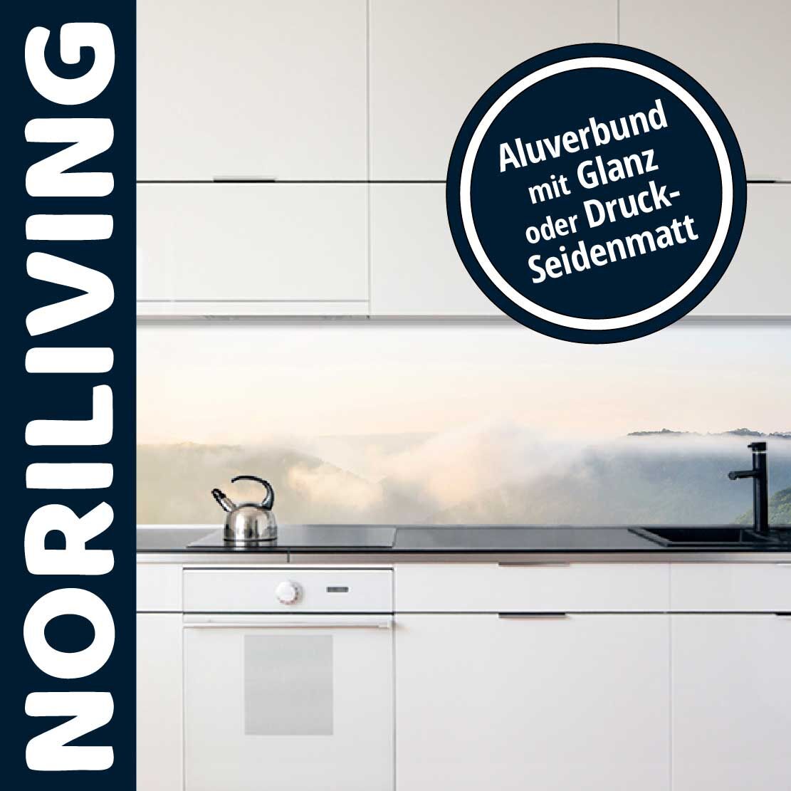 Weiße moderne Küche mit Aluverbundspritzschutz und Wasserkocher, gestaltet von NORILIVING. Design in Hochglanz oder Druck-Seidenmatt