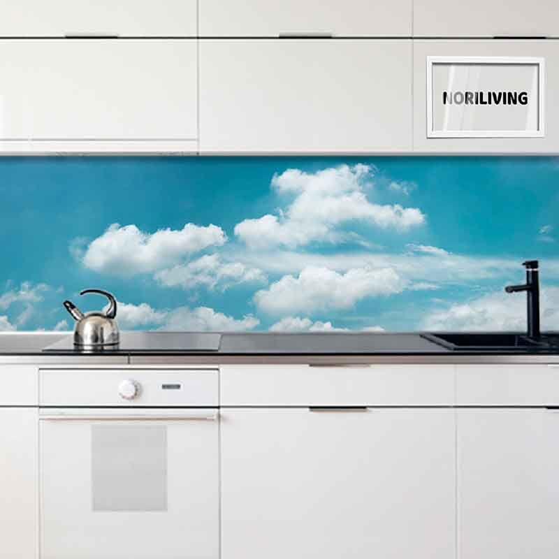 in der Küche eingebaute Küchenrückwand mit Motiv Wolken am blauen Himmel an einem sonnigen Tag 986