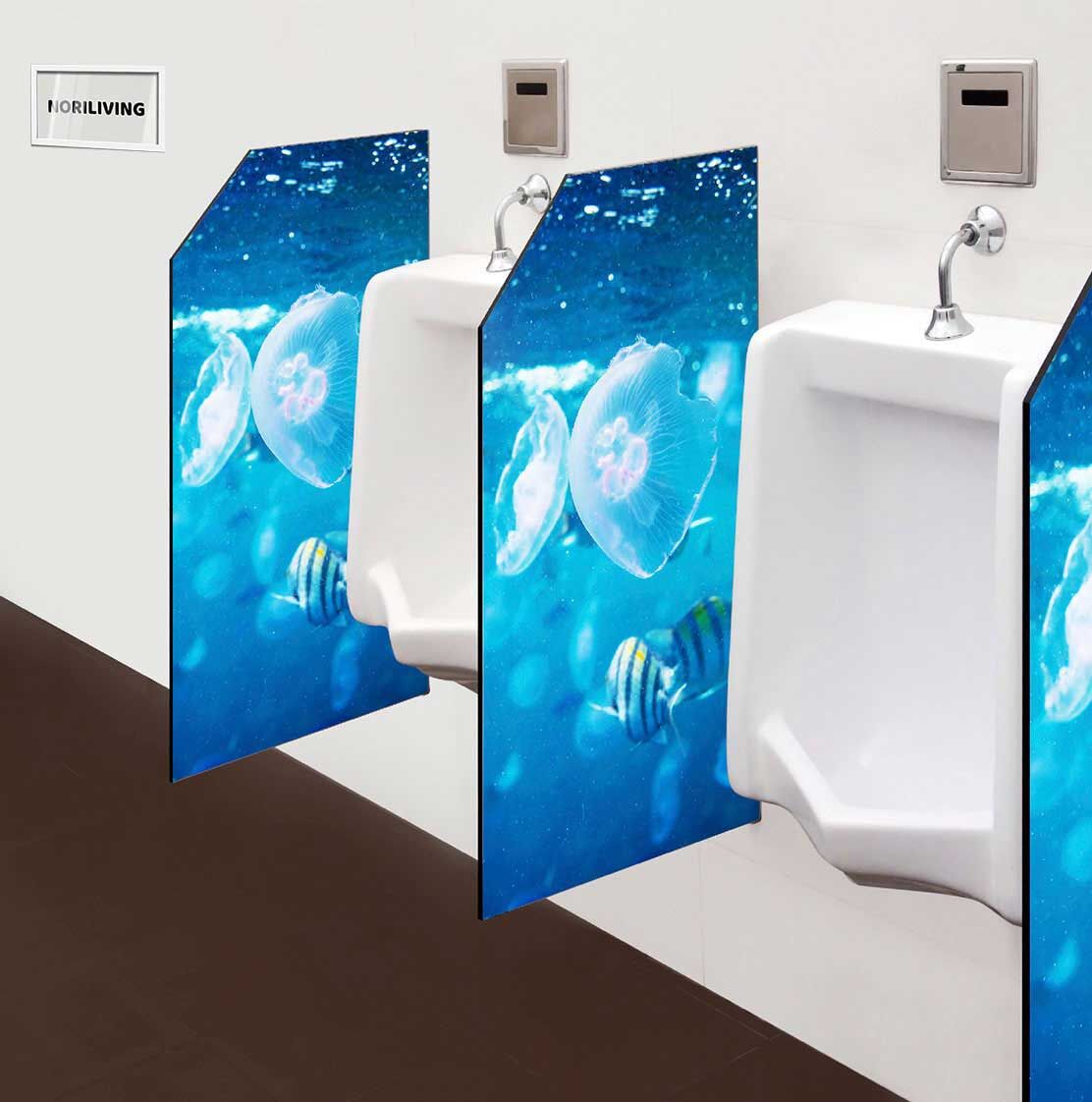 in der Toilette eingebaute Schamwand mit Motiv Unterwasserwelt 150