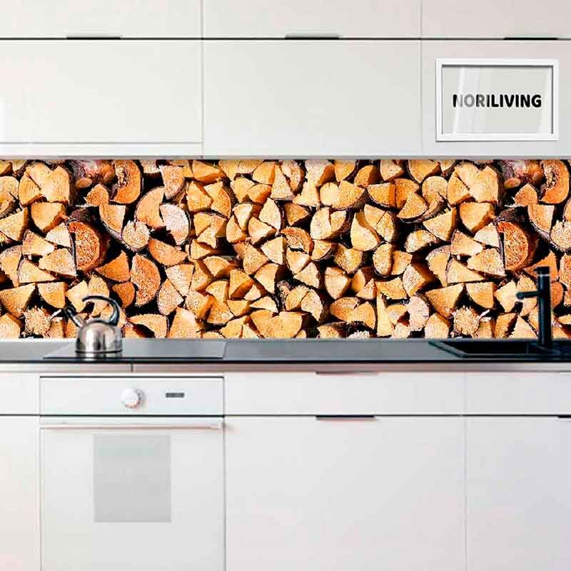Küche mit weißem Design und Rückwand mit Holzstapel-Motiv