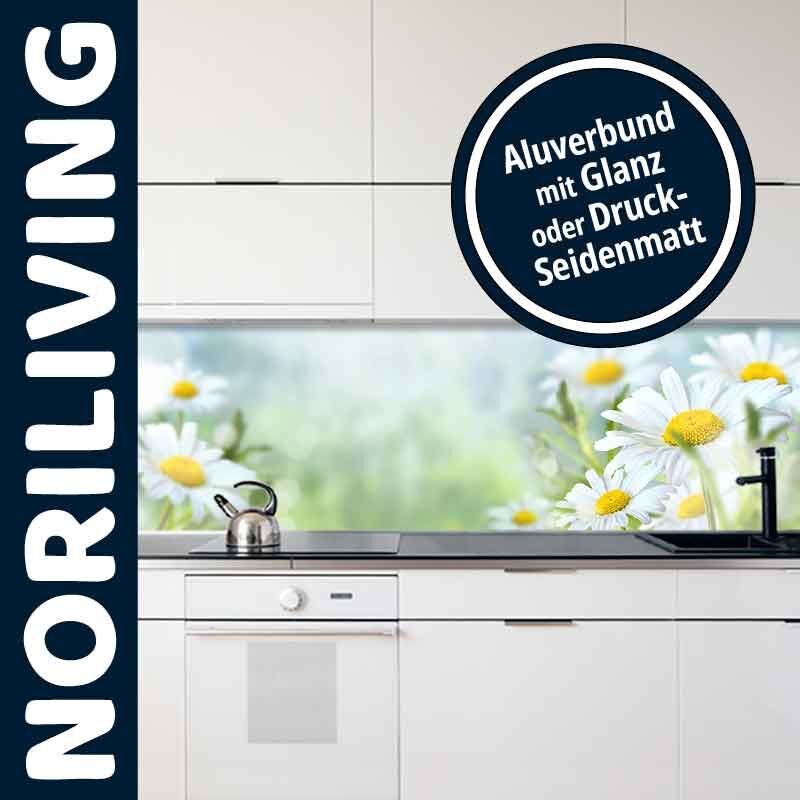 Moderne Küche mit weißer Einrichtung und einer Küchenrückwand mit Margeritenmotiv, erhältlich in Glanz oder Druck-Seidenmatt.