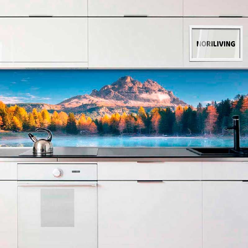 Küchenrückwand mit herbstlichem Landschaftsbild eines Berges und Sees