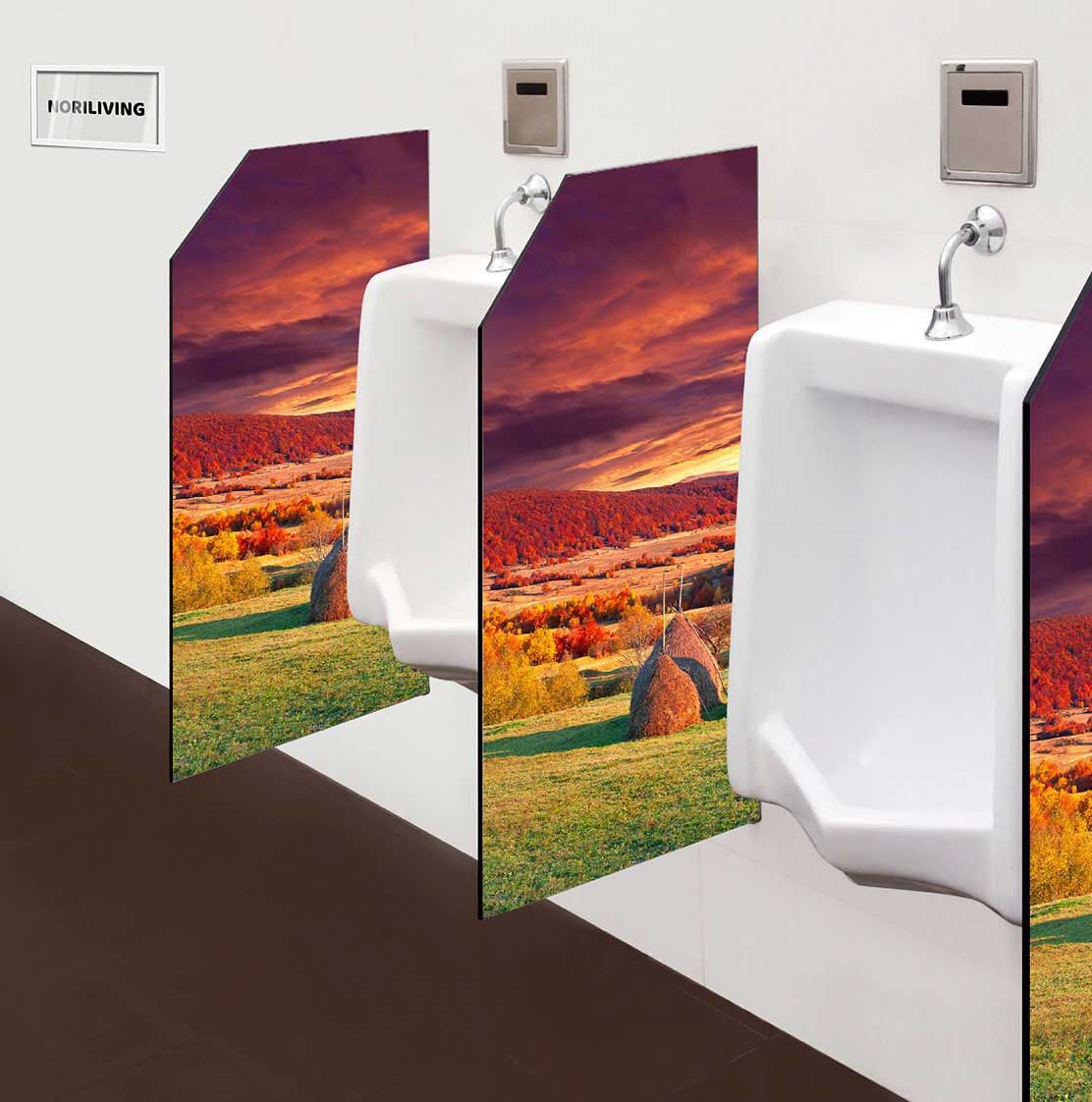 in der Toilette eingebaute Schamwand mit Motiv Hügel im Herbst 002
