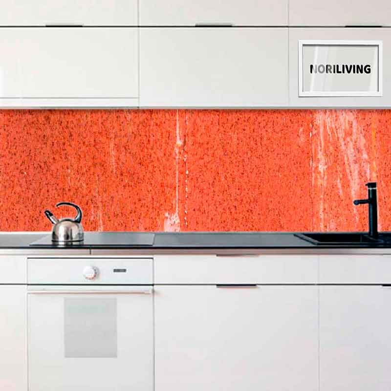 Helle, moderne Küche mit weißer Ausstattung und auffälligem roten Spritzschutz für stilvolles Design