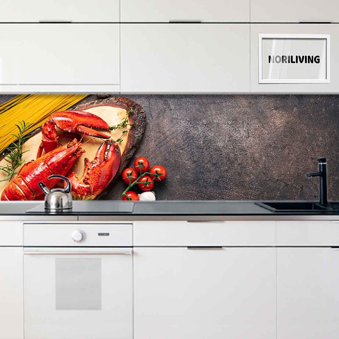 Weiße Kücheneinrichtung mit stilvoller Rückwand, die Hummer, Pasta und frische Tomaten zeigt.