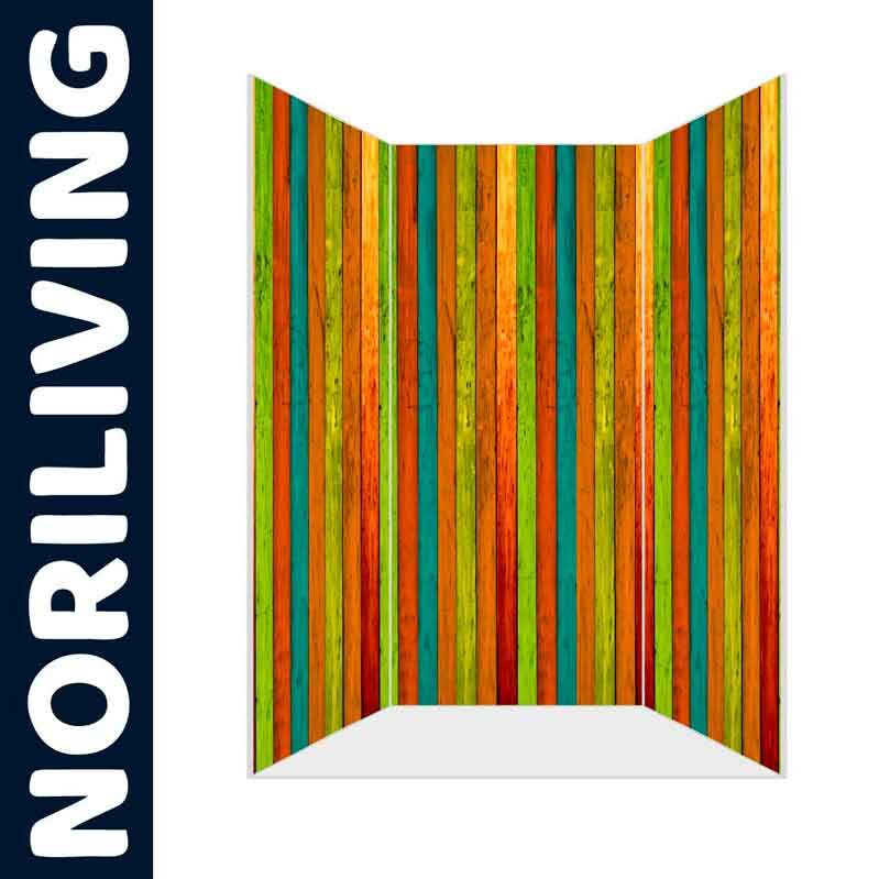 Raumteiler mit bunten, vertikalen Holzplanken von Noriliving