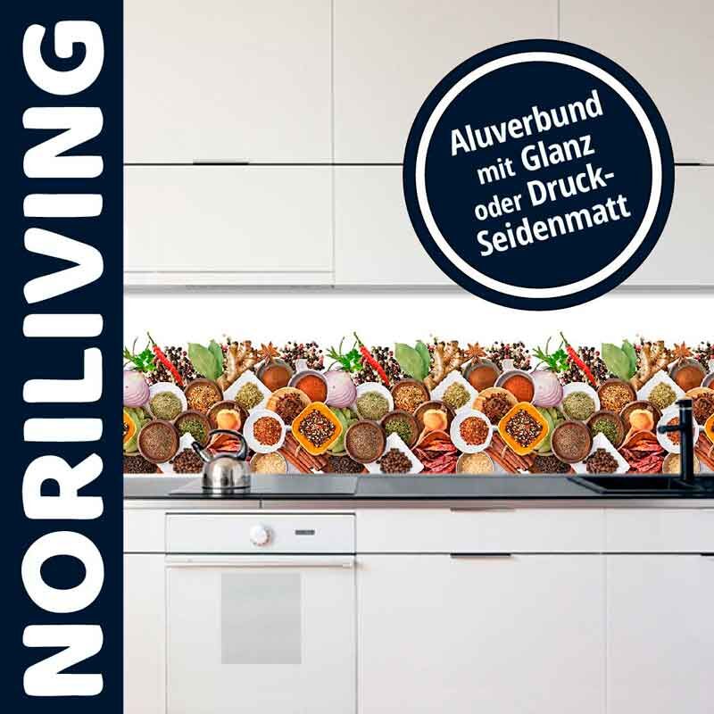 Moderne Küchenrückwand von Norliving mit buntem Gewürzmuster, erhältlich in glänzender oder seidenmatter Ausführung, montiert in einer weißen Küche