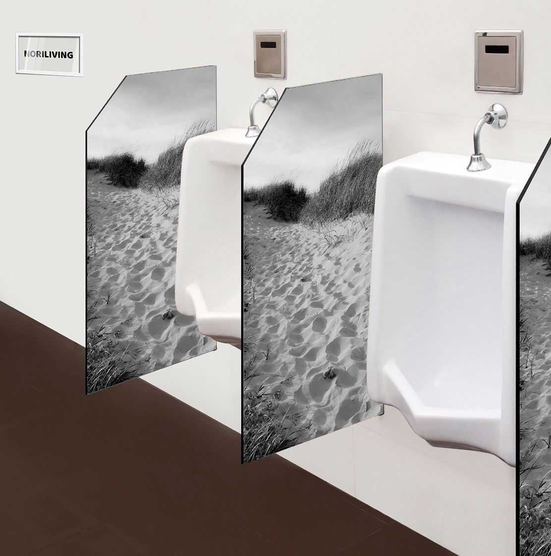 in der Toilette eingebaute Schamwand mit Motiv Strandzugang mit Sand zwischen Dünen 046 schwarz-weiß