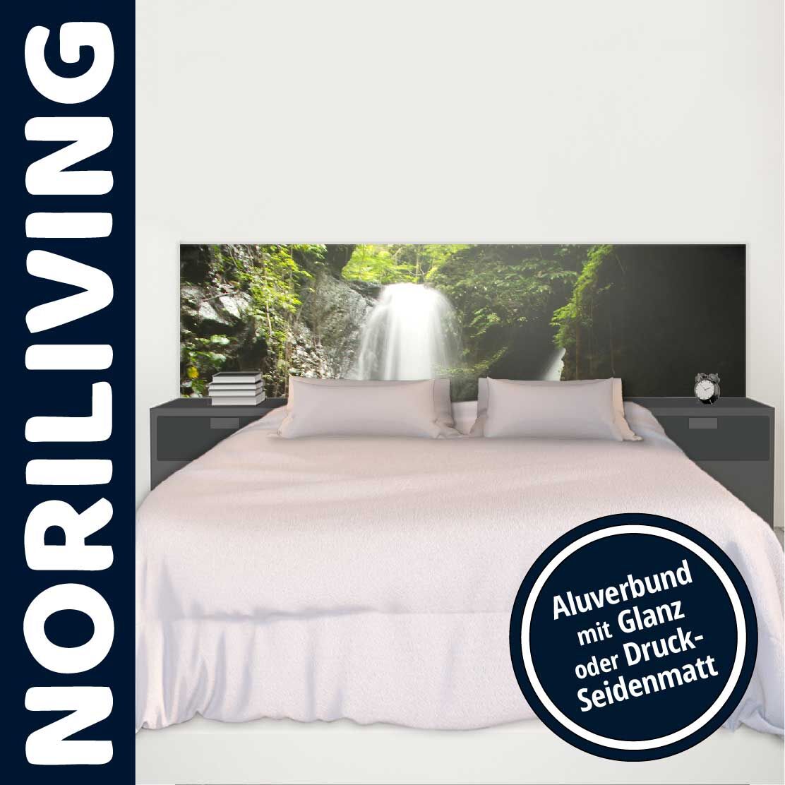 Schlafzimmer mit Bett, dekorativem Wasserfall-Kopfteil und Nachtischen