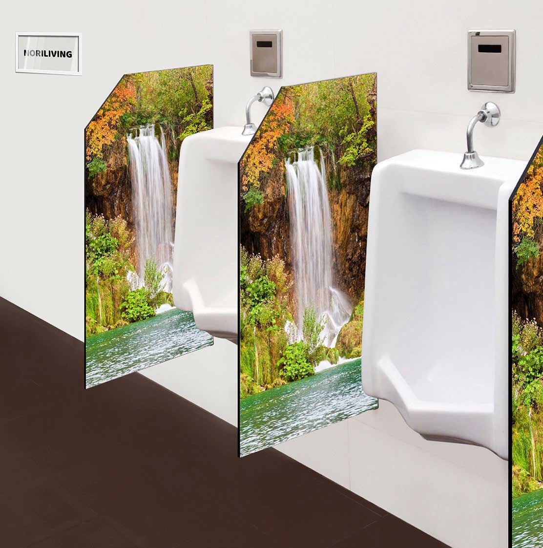 in der Toilette eingebaute Schamwand mit Motiv Wasserfall Herbstwald 687