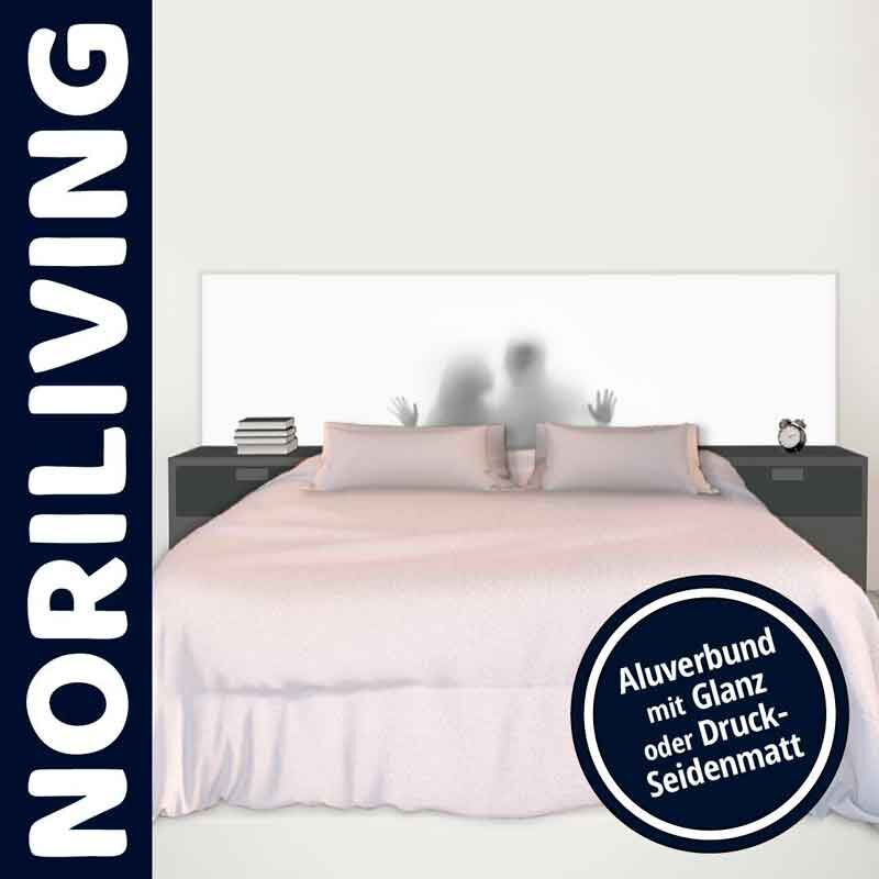 Ein modernes Schlafzimmer mit einem Bett, das ein stilvolles Kopfteil aus Aluverbund mit glänzender oder seidenmatter Oberfläche zeigt.