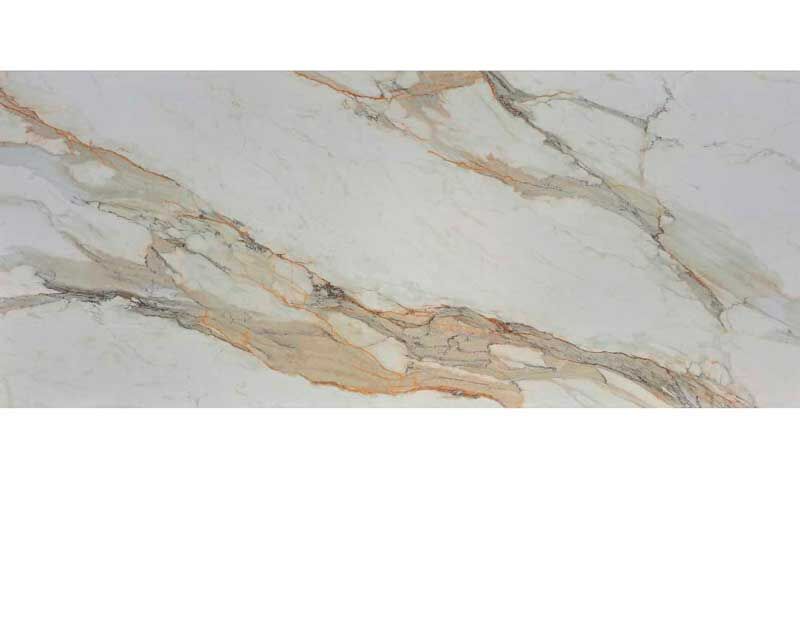 Nahaufnahme einer eleganten Marmorfliese mit cremefarbenem Untergrund und braunen Adern, ideal für Luxushäuser