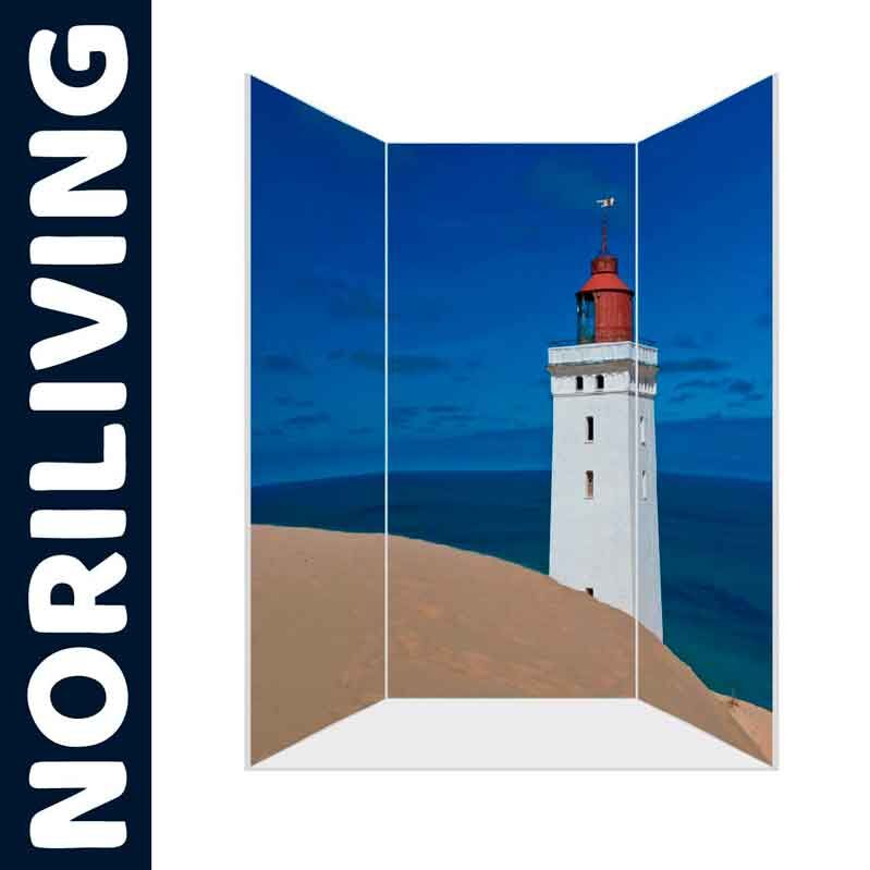 Dreiteiliger Paravent mit Bild eines Leuchtturms am Strand unter blauem Himmel