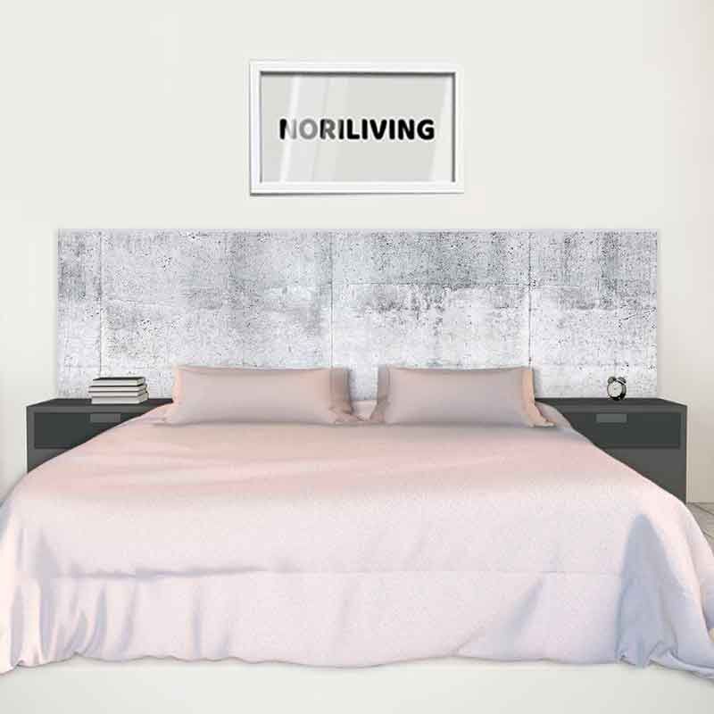 Ein stilvolles Schlafzimmer mit einem großen Doppelbett, flankiert von zwei Nachttischen und einem modernen Wandbild über dem Kopfteil.