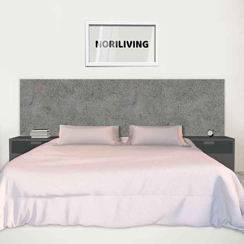 Schlafzimmer mit grauem Kopfteil, weißen Kissen und Kunstwerk über dem Bett