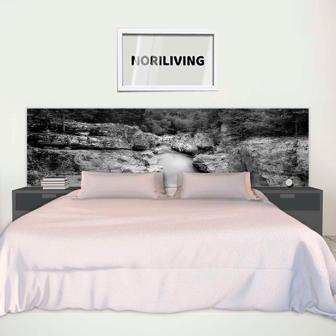 im Schlafzimmer eingebaute Bettrückwand mit Motiv türkisfarbiger Gebirgsbach 835 schwarz-weiß