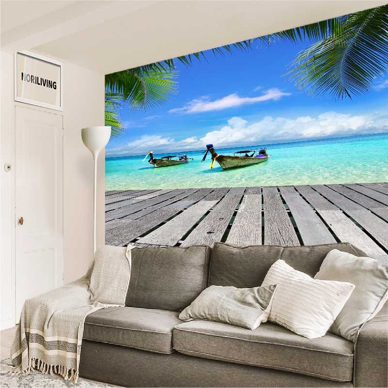 im Wohnzimmer eingebaute Wohnzimmerrückwand mit Motiv grauer Holzsteg am Meer mit Booten 829