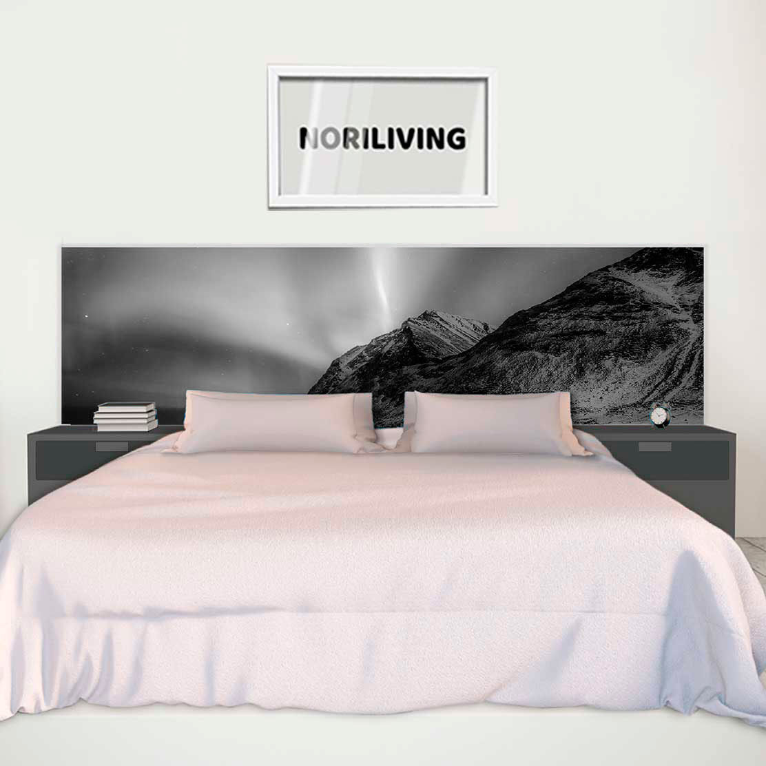 im Schlafzimmer eingebaute Bettrückwand mit Motiv Nordlicht in Norwegen 559 schwarz-weiß