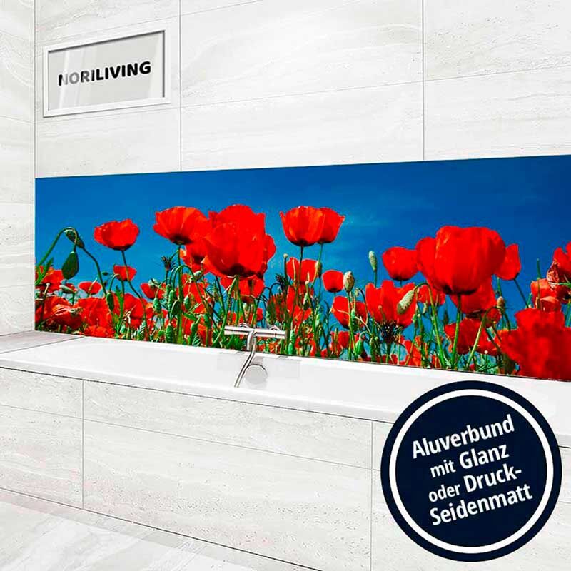Badezimmer mit weißer Badewanne und farbenfroher Aluverbund-Rückwand mit roten Mohnblumen und blauem Himmel