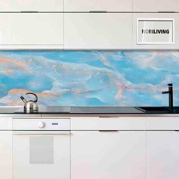 Weiße Küche mit farbenfroher blauer Rückwand und Wasserkocher
