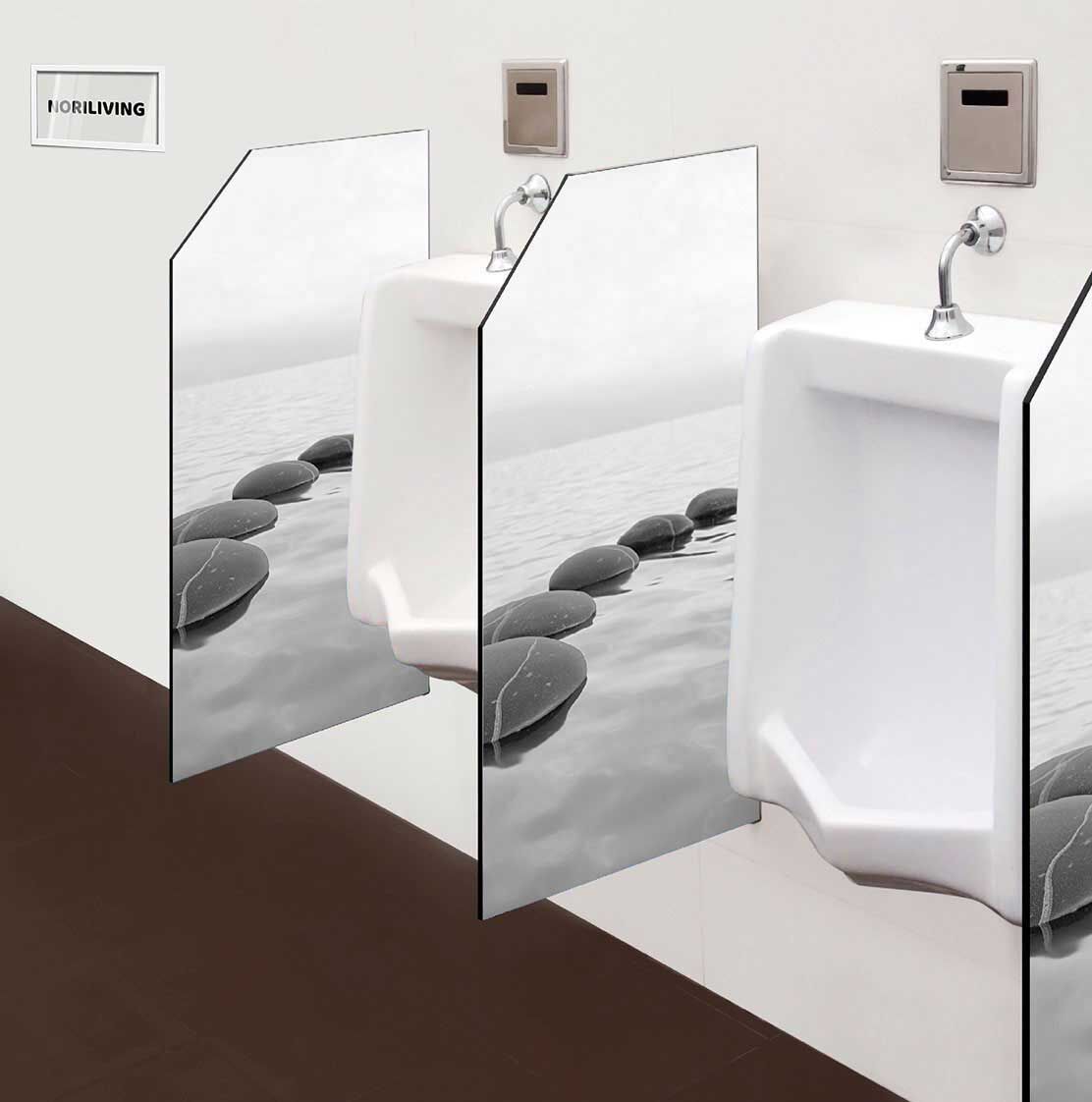 in der Toilette eingebaute Schamwand mit Motiv Steinweg im Wasser 942 schwarz-weiß