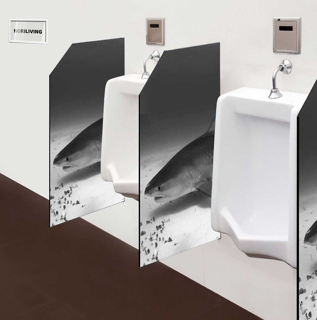 in der Toilette eingebaute Schamwand mit Motiv Tigerhai unter Wasser 604 schwarz-weiß