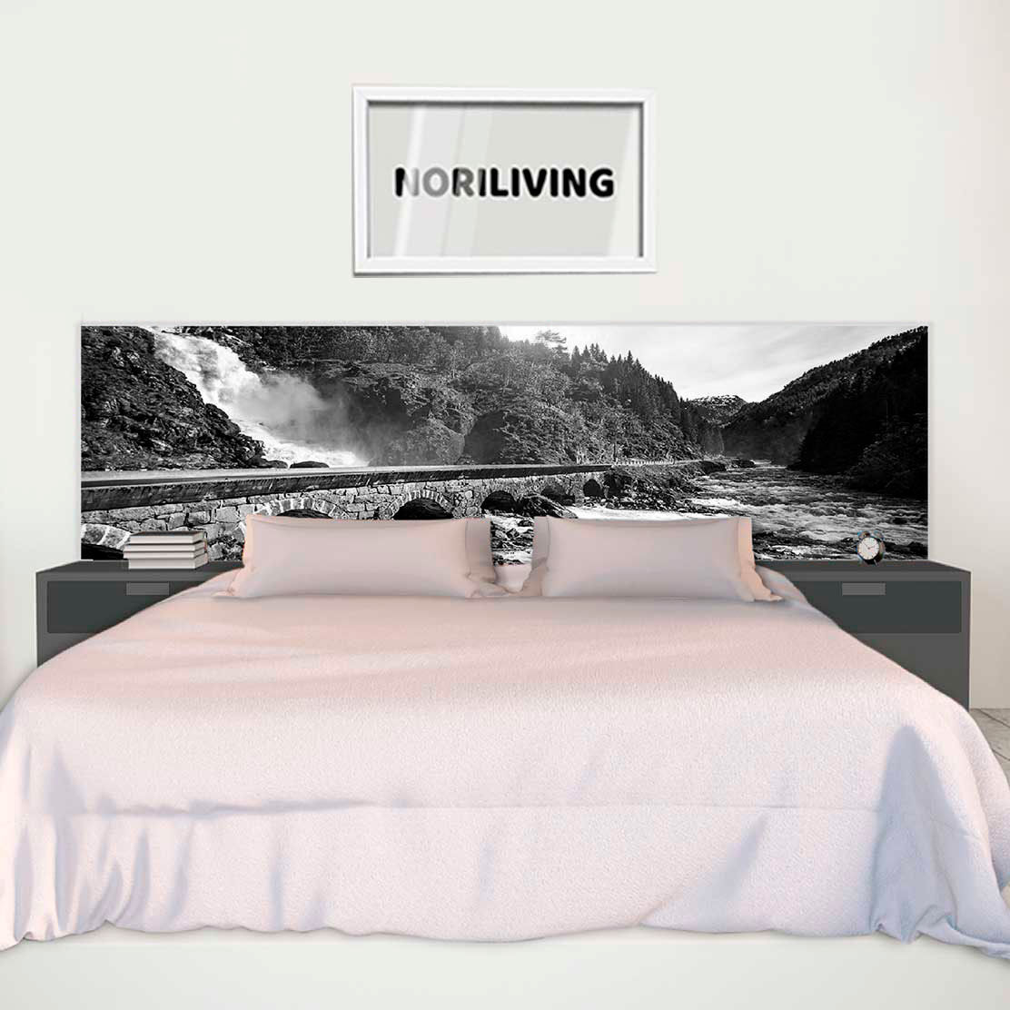 im Schlafzimmer eingebaute Bettrückwand mit Motiv Latefossen-Wasserfall Norwegen 381 schwarz-weiß