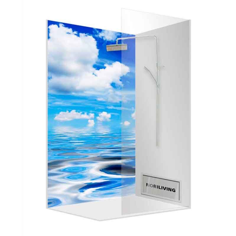 Eckdusche mit Glaswänden, dekoriert mit einem Bild von Himmel und Meer